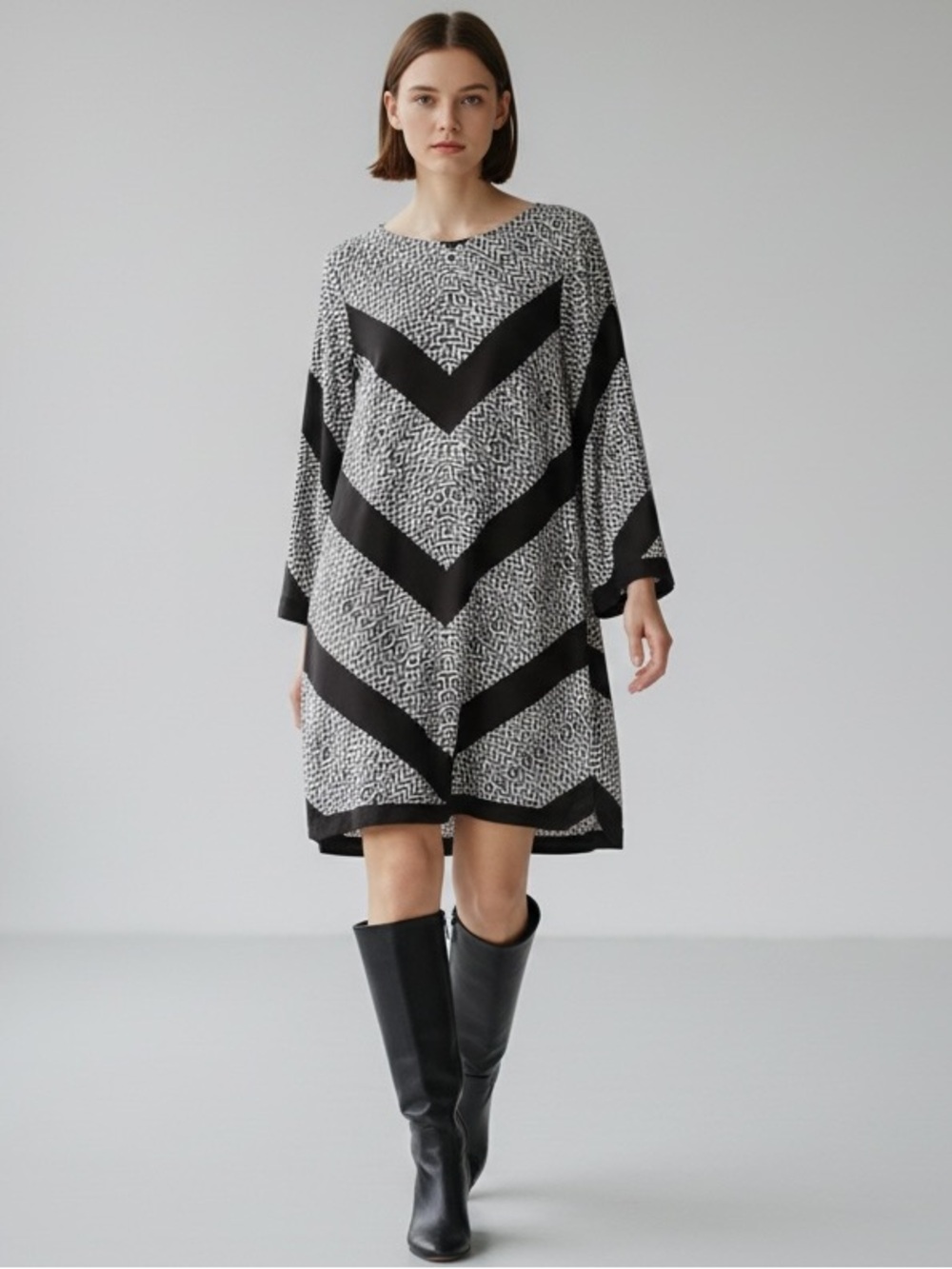 Emma & Michele Retro Mod B&W Chevron Geometric Shift Dress – Flared Bell Sleeve